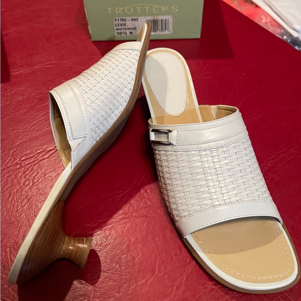 Women’s White Woven Slide Sandals, 10.5N